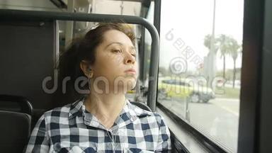 年轻女子望着公共汽车的窗外